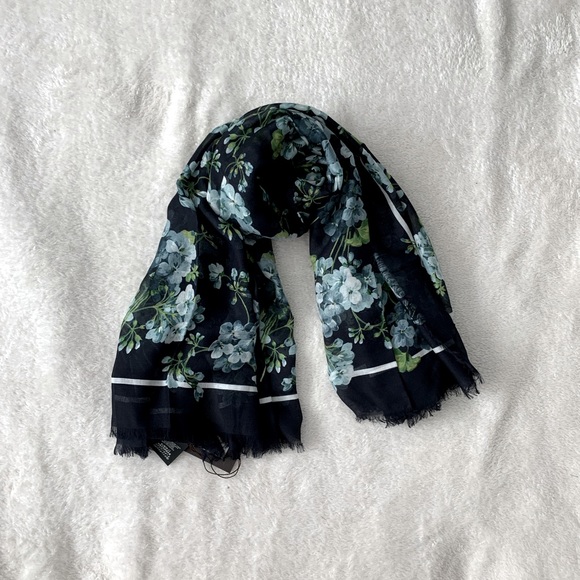 NWT Authentic Gucci Signature Floral Prints Large Shawl Scarf Silk Blend - Picture 6 of 12